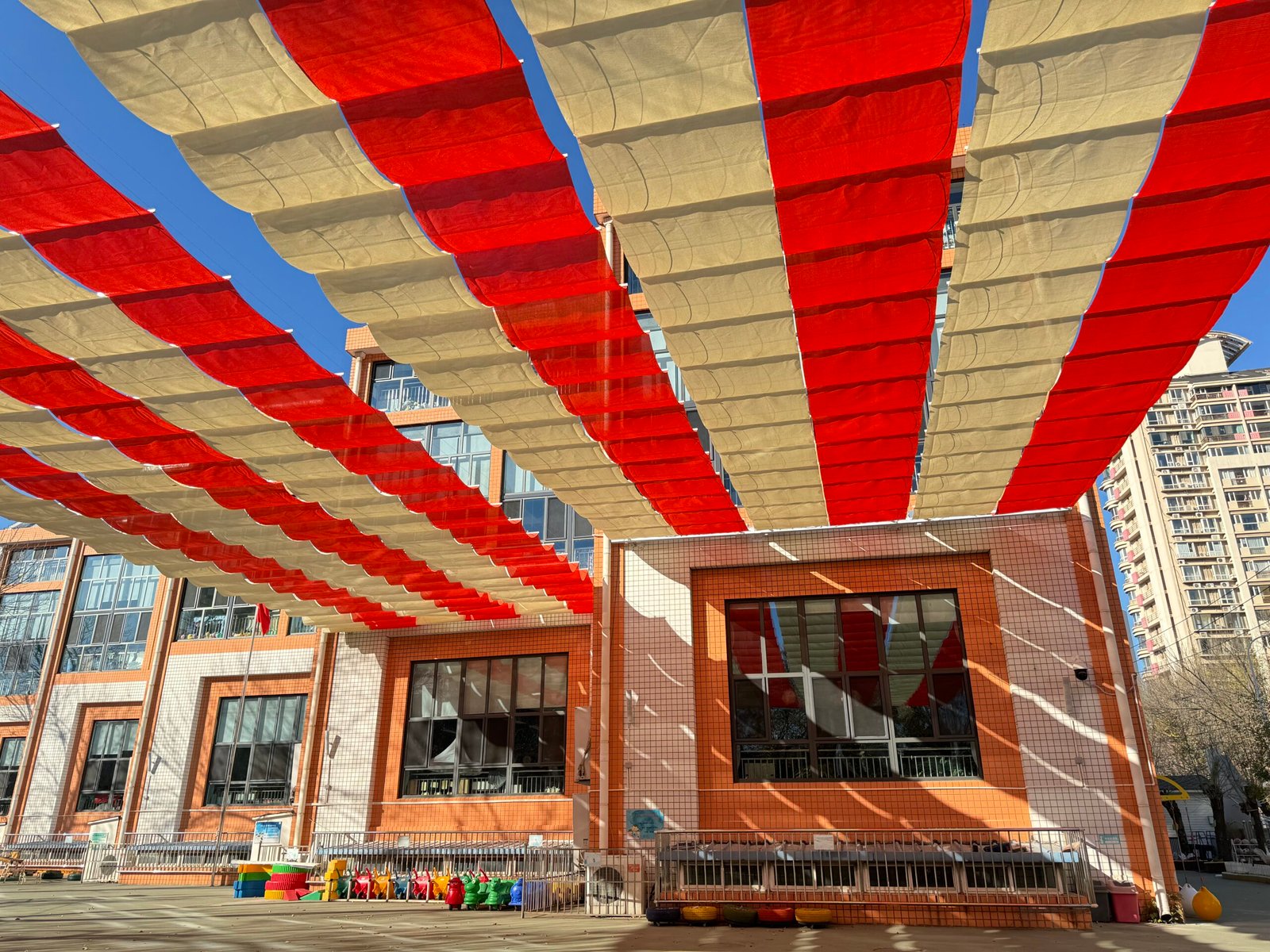 retractable sun shade for patios, backyards, decks